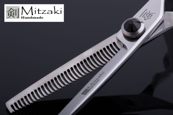 5.5 ZOLL oder 6,0 ZOLL, Effilier/Modellierschere Mitzaki-europeBLACK , 32/40 Prismen auf der Kammseite, Scherenklingen aus 440C Japanstahl, schwarzer Schmuckstein als Schraubenkopf, incl. Etui & Zubehör